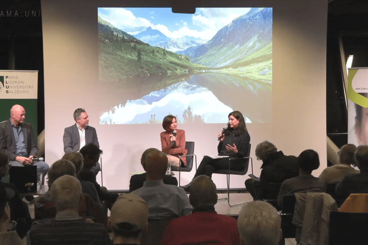 PanoramaUni_März_Podium_kl Panorma:Uni Nur noch kurz die Welt retten März 2025